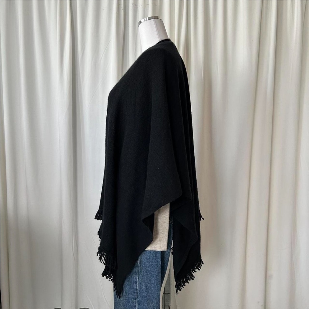Black Neiman Marcus cashmere fringe cape one size. - Picture 4 of 8